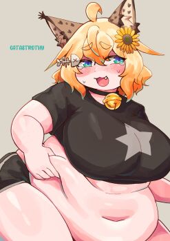 1girl :3 absurdres animal_ear_fluff animal_ears artist_name bell belly_grab black_choker black_shirt black_shorts blonde_hair blue_eyes blush body_freckles breasts cat_ears catastrothy choker crop_top cyan_(vtuber) fang fat fat_rolls fat_woman fish_skeleton fish_skeleton_hair_ornament flower freckles grey_background gym_shorts hair_flower hair_ornament highres jingle_bell large_breasts navel neck_bell open_mouth original shirt short_hair short_shorts shorts smile solo star_(symbol) star_print sunflower sunflower_hair_ornament sweat t-shirt tears virtual_youtuber