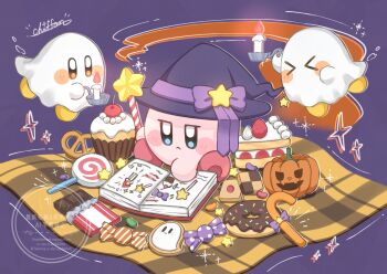 &gt;_&lt; airi_chiffon black_hat blue_eyes blush_stickers book bow candle candy chocolate chocolate_bar closed_mouth commentary_request cupcake donut food ghost halloween hat hat_bow holding holding_wand invincible_candy jack-o&#039;-lantern jitome kirby kirby_(series) nintendo no_humans open_book pretzel purple_background purple_bow signature sitting sparkle waddle_dee wand watermark witch_hat wrapped_candy