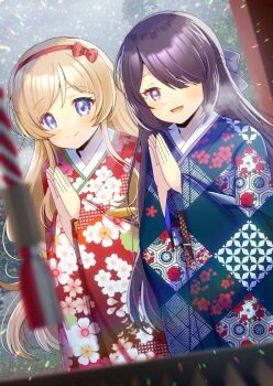 2girls :d black_kimono blonde_hair blurry blurry_foreground bow breath brown_eyes brown_hair closed_mouth commentary commentary_request commission copyright_request day depth_of_field english_commentary floral_print hair_bow hair_over_one_eye hairband japanese_clothes kimono kou_hiyoyo long_hair long_sleeves multiple_girls open_mouth outdoors overcast palms_together praying print_kimono purple_bow purple_eyes red_bow red_hairband red_kimono skeb_commission sky smile snowing swept_bangs unmoving_pattern very_long_hair wide_sleeves