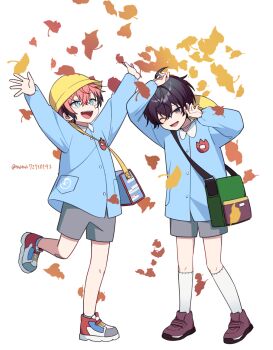 Rule 34 | 2boys, akagi wen, autumn leaves, bag, bandaid, bandaid on face, black eyes, black hair, blue eyes, blue shirt, brown shoes, commentary, empty eyes, full body, grey shorts, hat, highres, kindergarten uniform, kneehighs, leaf, long sleeves, looking up, male focus, multiple boys, name tag, nana72710193, nijisanji, one eye closed, open mouth, saiki ittetsu, school hat, shirt, shoes, shorts, simple background, smile, sneakers, socks, standing, standing on one leg, twitter username, virtual youtuber, white background, white socks, yellow hat
