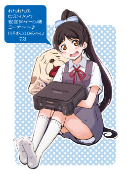 1girl 3do 3do_(console) absurdres black_hair blue_background border chibi_(love_live!_superstar!!) commentary_request convenient_censoring dog game_console hair_ribbon hazuki_ren high_ponytail highres love_live! love_live!_superstar!! maruyo polka_dot polka_dot_background ponytail ribbon sitting translation_request white_border yellow_eyes