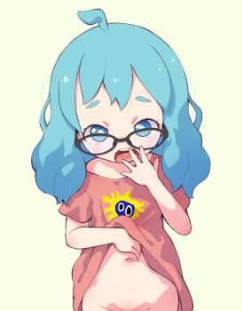 1girl ahoge black-framed_eyewear blue_eyes blue_hair clothes_lift commentary_request glasses hand_to_own_mouth hand_up highres lifting_own_clothes loli medium_hair messy_hair navel open_mouth original out-of-frame_censoring red_shirt sakurabe_notos shirt shirt_lift short_sleeves simple_background solo stomach t-shirt tearing_up teeth upper_teeth_only yawning yellow_background
