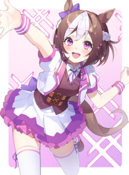 1girl animal_ears arm_up blush brown_hair brown_tail commentary_request cropped_jacket frilled_skirt frills highres horse_ears horse_girl horse_tail jacket looking_at_viewer open_clothes open_jacket open_mouth p_changgun puffy_short_sleeves puffy_sleeves purple_eyes purple_vest short_hair short_sleeves skirt smile solo special_week_(special_dreamer)_(umamusume) special_week_(umamusume) tail thighhighs umamusume vest white_hair white_jacket white_skirt white_streaks white_thighhighs