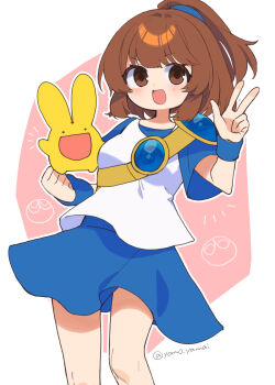 1girl animal arle_nadja arm_up armor blue_armor blue_shirt blue_skirt blue_wrist_cuffs blunt_bangs breastplate brown_eyes brown_hair carbuncle_(puyopuyo) clenched_hand commentary cowboy_shot forehead_jewel gold_trim high_ponytail highres holding holding_animal looking_at_viewer notice_lines open_mouth outline pink_background ponytail puyo_(puyopuyo) puyopuyo shirt short_hair short_sleeves shoulder_armor simple_background skirt smile twitter_username two-tone_background vest w white_background white_outline white_vest wrist_cuffs yomoi