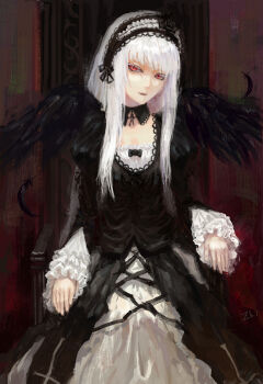1girl black_collar black_dress black_flower black_hairband black_rose brown_background chinese_commentary closed_mouth collar commentary_request cowboy_shot cross cross-laced_clothes cross-laced_dress cross_print detached_collar dress flower frilled_dress frilled_hairband frills gothic_lolita hairband juliet_sleeves layered_dress lolita_fashion lolita_hairband long_hair long_sleeves looking_at_viewer painterly puffy_sleeves red_eyes rose rozen_maiden smile solo suigintou tuzki white_dress white_hair