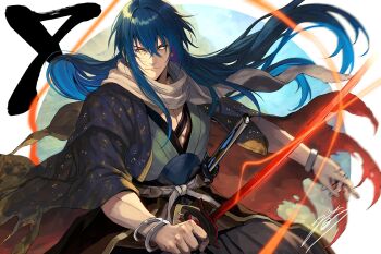 1boy blue_hair commentary_request haori holding holding_sword holding_weapon japanese_clothes katana kimono long_hair male_focus melea_dial mikata_ga_yowasugite_hojo_mahou_ni_tesshiteita_kyuutei_mahoushi_tsuihou_sarete_saikyou_wo_mezashimasu scarf smile solo sword weapon white_scarf yellow_eyes yuunagi_(seventh_heaven)