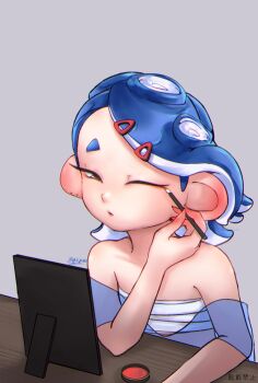 1girl applying_eyeliner bare_shoulders blue_hair blue_shawl chest_sarashi commentary_request dated eyeliner hair_ornament hairclip highres long_hair makeup nintendo octoling one_eye_closed pink_lips red_eyeliner sarashi shawl shiver_(deep_cut_outfit)_(splatoon) shiver_(splatoon) short_eyebrows signature sitting solo somakusha splatoon_(series) splatoon_3 tentacle_hair thick_eyebrows