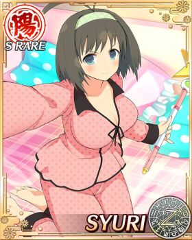 1girl antenna_hair bedroom blue_eyes bob_cut border breasts brown_hair card_(medium) character_name cleavage closed_mouth game_cg green_hairband hairband holding holding_wand kneeling large_breasts light_blush looking_at_viewer medium_hair official_art on_bed pajamas pink_pajamas polka_dot polka_dot_pajamas selfie senran_kagura senran_kagura_new_wave smile solo star_wand syuri_(senran_kagura) wand