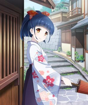 1girl alley architecture blue_hair blue_sky blunt_bangs blunt_ends bow building closed_mouth closed_umbrella cowboy_shot day east_asian_architecture floral_print floral_print_kimono from_side game_cg hair_bow hakama holding holding_umbrella japanese_clothes kimono long_sleeves looking_at_viewer looking_to_the_side nakano_jun official_art oil-paper_umbrella orange_eyes orange_umbrella outdoors plant potted_plant print_bow print_kimono purple_hakama red_bow short_hair sidelocks sky smile solo stairs stone_stairs stone_walkway taishou third-party_source toji_no_miko toji_no_miko:_kizamishi_issen_no_tomoshibi tree umbrella white_kimono wide_sleeves