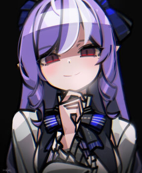 1girl artist_name black_background blue_bow bow breasts closed_mouth commentary_request hair_bow highres long_hair looking_at_viewer makaroll medium_breasts multicolored_hair pointy_ears purple_hair red_eyes simple_background smile solo streaked_hair upper_body vivian_banshee white_hair zenless_zone_zero