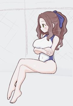 1girl arms_under_breasts barefoot blue_bow blush bow breasts brown_hair closed_mouth commentary crossed_arms crossed_legs full_body green_eyes hair_bow highres large_breasts legs long_hair looking_ahead olto_rondo one-piece_swimsuit original profile sitting smile solo swimsuit symbol-only_commentary white_background white_one-piece_swimsuit