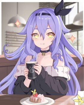 1girl bare_shoulders black_choker black_hairband black_sweater breasts cake choker commentary_request cup food hairband highres holding holding_cup homu_(honkai_impact) honkai_(series) honkai_impact_3rd indoors long_hair looking_at_viewer purple_hair restaurant sirin small_breasts smile solo sweater very_long_hair yellow_eyes zerosama_(sailuojiang)