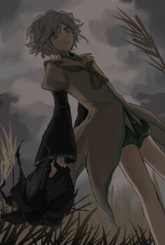 1other androgynous ascot bare_legs black_kimono black_shorts brown_ascot brown_coat chinese_commentary closed_mouth cloud cloudy_sky coat collared_coat commentary_request cowboy_shot day enraku_tsubakura expressionless grey_eyes grey_hair highres holding_detached_head houlen_yabusame japanese_clothes jinbei_(clothes) kimono lapels layered_sleeves len&#039;en long_sleeves looking_ahead notched_lapels other_focus outdoors puffy_short_sleeves puffy_sleeves short_hair short_over_long_sleeves short_sleeves shorts sky solo standing weihe_wuya_xiang_zhuo_tai wheat_field wide_sleeves