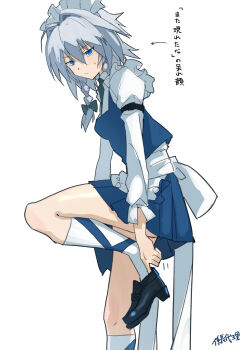 1girl absurdres apron artist_name blue_eyes blue_shoes blue_skirt blue_vest bow braid closed_mouth commentary_request green_bow green_necktie grey_hair hair_bow highres izayoi_sakuya kakaricho_dairi kneehighs leg_up long_hair looking_at_viewer maid maid_headdress necktie shirt shoes simple_background skirt socks solo standing standing_on_one_leg sweatdrop touhou translation_request twin_braids vest waist_apron white_apron white_background white_shirt white_socks