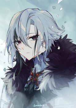 1girl arlecchino_(genshin_impact) artist_name black_eyes black_hair black_vest brooch closed_mouth coat commentary daimondai4 fur-trimmed_coat fur_trim genshin_impact grey_hair hair_between_eyes highres jewelry light_smile looking_at_viewer medium_hair multicolored_hair shirt signature solo streaked_hair symbol-shaped_pupils variant_set vest white_shirt x-shaped_pupils