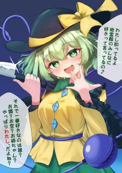 1girl black_hat blue_background blush bow breasts bright_pupils buttons commentary_request diamond_button eyeball frilled_shirt_collar frilled_sleeves frills glint green_eyes green_hair green_skirt hat hat_bow heart heart_of_string highres holding holding_knife knife komeiji_koishi long_sleeves looking_at_viewer musical_note open_mouth pico_kimuchi shirt skirt smile solo speech_bubble spoken_musical_note third_eye touhou translation_request white_pupils wide_sleeves yandere yellow_bow yellow_shirt