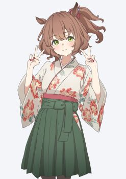1girl alternate_costume animal_ears aston_machan_(umamusume) brown_hair cowboy_shot double_v floral_print green_eyes green_hakama grey_background hair_between_eyes hair_ornament hair_scrunchie hakama highres horse_ears horse_girl japanese_clothes kimono long_sleeves looking_at_viewer medium_hair mutou_coffee red_scrunchie scrunchie simple_background smile solo umamusume v wide_sleeves