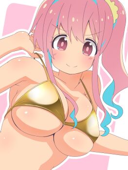 1girl bare_arms bare_shoulders bikini blue_hair breasts commentary gold_bikini hair_ornament hair_scrunchie hand_up highres hozuki_kaede large_breasts long_hair looking_at_viewer multicolored_hair onii-chan_wa_oshimai! outline pink_background pink_eyes pink_hair scrunchie side_ponytail simple_background smile solo strap_pull swimsuit two-tone_hair unkimo upper_body white_outline
