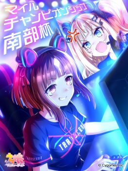 2girls alternate_costume anger_vein animal_ear_headphones animal_ears black_shirt blonde_hair blue_eyes blunt_bangs breasts brown_hair chair character_name collarbone commentary_request company_name copyright_logo copyright_name copyright_notice cygames ear_ornament english_text espoir_city_(umamusume) esports fake_animal_ears floating_hair gaming_chair glasses hair_ornament headphones headset highres horse_girl logo monitor multicolored_hair multiple_girls official_art open_mouth red-framed_eyewear red_eyes screen second-party_source shirt short_hair short_sleeves sitting swivel_chair teeth transcend_(umamusume) umamusume upper_body white_hair