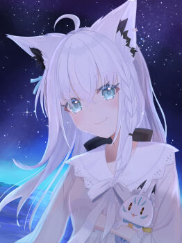 1girl ahoge animal_ear_fluff animal_ears black_bow blush bow braid commentary_request dutch_angle earrings fox_ears fox_girl green_eyes hair_between_eyes hair_bow highres hololive jewelry long_hair looking_at_viewer night night_sky shirakami_fubuki shirakami_fubuki_(street) shirt sidelocks single_braid sky smile star_(sky) starry_sky sukonbu_(shirakami_fubuki) user_ukxt2733 virtual_youtuber white_hair white_shirt