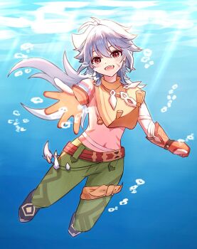 1boy air_bubble belt bone_necklace bubble crop_top full_body genshin_impact gloves hair_between_eyes highres long_hair looking_at_viewer male_focus midriff navel open_mouth orange_gloves razor_(genshin_impact) reaching reaching_towards_viewer red_eyes scar scar_on_face scar_on_stomach smile solo swimming underwater water white_hair yoi_(a27963244)