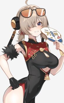 1girl ahoge alphaart arched_back black_dress blonde_hair blue_eyes breasts china_dress chinese_clothes cleavage_cutout clothing_cutout commentary covered_navel cowboy_shot cutout_above_navel dress english_commentary eyewear_on_head fingerless_gloves from_side gloves hair_intakes hair_over_one_eye hand_fan hand_on_own_hip hand_up highres holding holding_fan large_breasts looking_at_viewer orange-tinted_eyewear parted_lips pelvic_curtain simple_background single_fingerless_glove smile solo sunglasses sweety_(zenless_zone_zero) tinted_eyewear tuanshan underboob_cutout white_background zenless_zone_zero