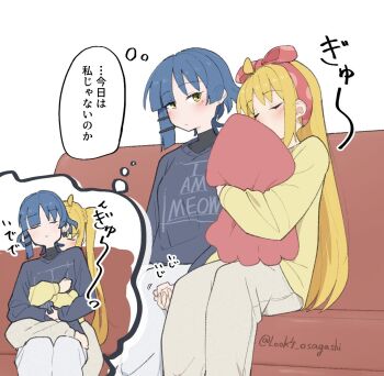 2girls ahoge asymmetrical_hair black_shirt blonde_hair blue_hair bocchi_the_rock! closed_eyes closed_mouth commentary_request couch cuddling green_eyes hairband holding_hands hug hug_from_behind ijichi_nijika imagining long_hair look4_osagashi multiple_girls on_couch pants red_hairband shirt short_hair side_ponytail speech_bubble stuffed_animal stuffed_octopus stuffed_toy thought_bubble translation_request twitter_username white_pants yamada_ryo yuri