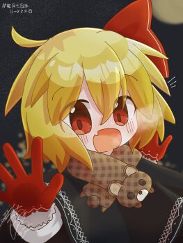 1girl ahoge alternate_costume animal_scarf black_background black_capelet blonde_hair blush breath brown_scarf capelet commentary_request fang fur-trimmed_gloves fur_trim gloves hair_between_eyes hair_ribbon highres long_sleeves looking_at_viewer moon motimotinosiro night notice_lines open_mouth portrait red_eyes red_gloves red_ribbon ribbon rumia scarf short_hair signature skin_fang solo star_(sky) touhou translation_request winter_clothes