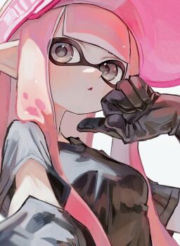 1girl bad_id bad_twitter_id black_eyes black_gloves black_shirt breasts close-up elbow_gloves gloves hashtag-only_commentary hat inkling inkling_girl inkling_player_character kodak_painter long_hair looking_at_viewer nintendo parted_lips pink_hair pink_hat pointing pointing_at_self pointy_ears shirt short_sleeves simple_background small_breasts solo splatoon_(series) t-shirt tentacle_hair white_background