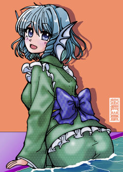 1girl ass blue_bow blue_eyes blue_hair blue_sash bow commentary_request dress drill_hair drill_sidelocks drop_shadow fins floating_hair frilled_dress frills from_behind green_dress head_fins highres layered_dress long_sleeves looking_back medium_hair mermaid mixed-language_commentary monster_girl obi open_mouth orange_background partial_commentary partially_submerged pool sash sidelocks simple_background smile solo touhou translation_request unmoving_pattern wakasagihime wakisaka_dk water wide_sleeves