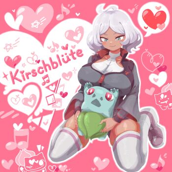 1girl ahoge breasts bright_pupils bulbasaur claws closed_mouth commentary_request commission crossover gen_1_pokemon german_text grey_hair grey_jacket gundam gundam_suisei_no_majo heart highres holding holding_pokemon jacket kneeling korean_commentary large_breasts nintendo pokemon pokemon_(creature) red_eyes secelia_dote speech_bubble spoken_heart thighhighs translation_request ttrtag white_pupils white_thighhighs