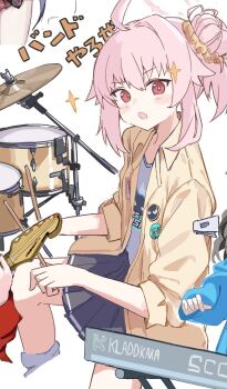 1girl ahoge blue_archive blush drum drum_set drumsticks hair_ornament hair_scrunchie halo highres holding holding_drumsticks instrument jacket logo_print loose_socks natsu_(band)_(blue_archive) natsu_(blue_archive) official_alternate_costume open_mouth pink_hair pink_halo print_shirt red_eyes scrunchie shirt skirt socks solo_focus sparkle translated yellow_jacket youbi_(0ver_sd)