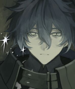 1boy black_capelet black_shirt blue_hair capelet collared_shirt cyn_ouo double-parted_bangs empty_eyes flins_(genshin_impact) genshin_impact gradient_hair grey_background hair_between_eyes highres looking_to_the_side male_focus multicolored_hair parted_lips portrait shirt sideways_glance solo wing_collar yellow_eyes