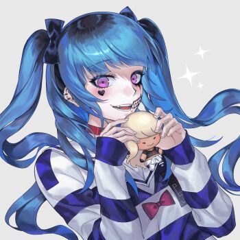 1girl absurdres amemiya_darumi black_bow black_hair black_shirt blonde_hair blue_hair bow character_doll chinese_commentary choker commentary_request crop_top doll eyelashes facial_mark grey_background grin hair_bow heart heart_facial_mark highres holding holding_stuffed_toy kawana_tsubasa long_hair looking_at_viewer makeup multicolored_hair open_mouth pink_eyes red_bow red_choker richost roots_(hair) runny_makeup sailor_collar shirt simple_background smile solo sparkle striped_clothes striped_shirt stuffed_animal stuffed_toy the_hundred_line_-last_defense_academy- twintails upper_body white_sailor_collar