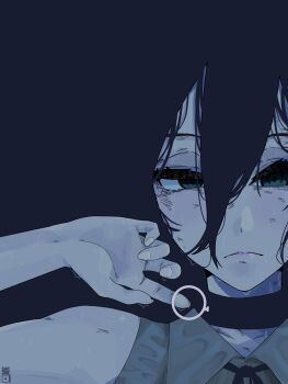 1girl absurdres black_choker chainsaw_man choker closed_mouth frown grenade_pin grey_eyes grey_shirt hair_between_eyes highres looking_at_viewer nicosarea reze_(chainsaw_man) shirt sleeveless sleeveless_shirt solo wet wet_hair