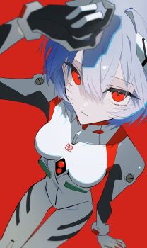 1girl ayanami_rei blue_hair bodysuit breasts closed_mouth eyelashes hair_between_eyes hair_intakes hairpods highres interface_headset_(evangelion) looking_at_viewer mecha_pilot_suit medium_breasts neon_genesis_evangelion plugsuit_(evangelion) red_background red_eyes short_hair simple_background solo white_bodysuit xxx_ssr_xxx_xxx
