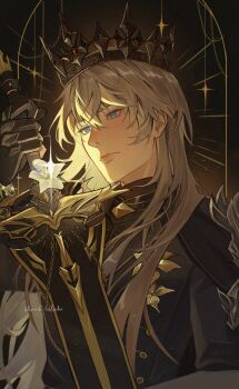 1boy armor armored_gloves artist_name black_jacket blue_eyes closed_mouth crown flower gold_trim grey_hair hair_between_eyes highres holding holding_sword holding_weapon jacket lily_(flower) long_hair love_and_deepspace male_focus official_alternate_costume official_alternate_hair_length official_alternate_hairstyle shaiih_heladu shoulder_armor solo sparkle sword upper_body weapon white_flower xavier_(love_and_deepspace)