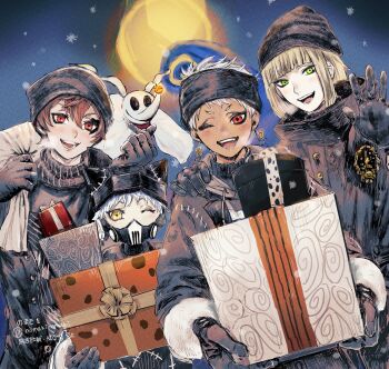4boys ace_trappola ace_trappola_(nightmare_courier) animal_ears animal_hat beanie black_eyeliner black_gloves black_hat black_headband black_jacket black_sweater blonde_hair blue_hair blunt_bangs blunt_ends blush bob_cut bow box box_stack breath choppy_bangs cold commentary_request cowlick crosshatching crossover dark-skinned_male dark_skin earrings eyeliner eyeshadow facial_mark fake_animal_ears finger_heart full_moon gift gift_box gloves gold_earrings green_eyes grey_eyeshadow grey_hoodie grin hair_between_eyes hand_on_another&#039;s_shoulder hand_up hat hatching_(texture) headband heart heart_facial_mark high_collar highres holding holding_gift holding_sack hood hood_down hoodie jacket jewelry joints kalim_al-asim kalim_al-asim_(nightmare_courier) linear_hatching long_sleeves looking_at_viewer lost_in_the_book_with_tim_burton&#039;s_the_nightmare_before_christmas makeup male_focus mask moon multiple_boys night night_sky nomakinomaki one_eye_closed open_mouth orange_hair ortho_shroud ortho_shroud_(nightmare_gear) outdoors pale_skin patchwork_clothes red_eyes respirator ribbed_sweater robot_joints rook_hunt rook_hunt_(nightmare_courier) sack short_eyebrows short_hair sky smile snowing sweater the_nightmare_before_christmas turtleneck turtleneck_sweater twisted_wonderland twitter_username upper_body very_short_hair waving white_hair yellow_eyes zero_(nbc)