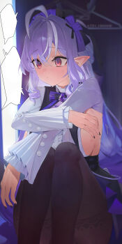 1girl absurdres ahoge ascot berserker_r black_nails black_pantyhose bow bowtie breasts chinese_commentary commentary_request gem gradient_eyes highres large_breasts long_hair long_sleeves mole mole_under_eye multicolored_eyes multicolored_hair pantyhose pointy_ears purple_ascot purple_bow purple_bowtie purple_eyes purple_gem purple_hair red_eyes sideboob_cutout solo streaked_hair vivian_banshee white_hair zenless_zone_zero