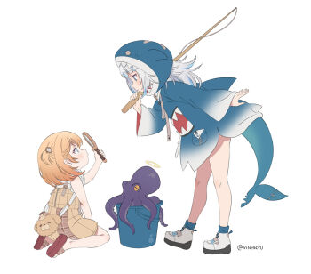 2girls age_difference aged_down animal_hood blonde_hair blue_eyes blunt_bangs bob_cut bubba_(watson_amelia) bucket closed_mouth commentary english_commentary eye_contact fins fish_tail from_side full_body gawr_gura gawr_gura_(1st_costume) grey_hair hair_ornament height_difference highres hololive hololive_english hood hood_up hoodie long_hair long_sleeves looking_at_another magnifying_glass multiple_girls ninomae_ina&#039;nis octopus profile shark_girl shark_hood shark_tail shirt short_hair simple_background sleeveless standing tail vinhnyu virtual_youtuber watson_amelia watson_amelia_(1st_costume) white_background white_shirt