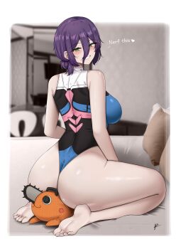 1girl absurdres ass bare_legs barefoot black_one-piece_swimsuit blue_one-piece_swimsuit breasts chainsaw_man cosplay d.va_(overwatch) d.va_(overwatch)_(cosplay) green_eyes grin hair_between_eyes hair_bun highleg highleg_one-piece_swimsuit highres indoors large_breasts legs looking_at_viewer medium_hair multicolored_swimsuit on_bed one-piece_swimsuit overwatch pochita_(chainsaw_man) purple_hair reze_(chainsaw_man) seiza sitting smile soles swimsuit toes yukaraishin