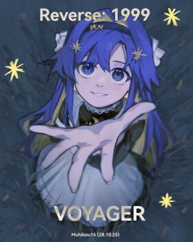 1girl apron black_dress black_hairband blonde_hair blue_eyes blue_hair character_name colored_inner_hair copyright_name dress from_above grass grin hair_intakes hair_ornament hairband hand_up highres long_hair looking_at_viewer muhi_kou multicolored_hair outstretched_hand reverse:1999 school_uniform smile solo soviet_school_uniform star_(symbol) star_hair_ornament upper_body voyager_(reverse:1999) white_apron