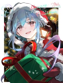 1boy :d alternate_costume arknights blue_hair blurry blurry_background blush bokeh border box capelet christmas collar commentary_request depth_of_field fur-trimmed_capelet fur_trim gift gift_box gradient_hair highres holding holding_gift hood hood_up infection_monitor_(arknights) jellyfish lantern long_hair male_focus merry_christmas mittens mizuki_(arknights) multicolored_hair open_mouth outside_border purple_hair red_capelet red_eyes red_mittens roki@ santa_costume smile solo tentacles upper_body white_border