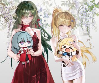 >_< 2girls absurdres akaoni_(zumt3548) alternate_costume alternate_hairstyle bare_shoulders blonde_hair breasts chibi chinese_commentary closed_mouth commentary_request dress dual_persona green_hair grey_eyes hair_ornament heterochromia highres holding jin_sumire long_hair looking_at_viewer medium_breasts multiple_girls phoebe_(wuthering_waves) phrolova_(wuthering_waves) ponytail red_dress red_eyes smile white_dress wuthering_waves x_hair_ornament