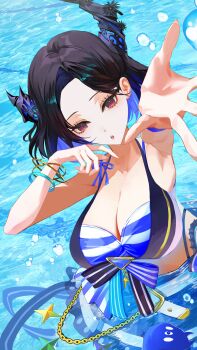 1girl absurdres armpits asymmetrical_horns bikini bikini_skirt black_hair blue_hair blue_skirt breasts colored_inner_hair commentary day english_commentary flower front-tie_bikini_top front-tie_top highres hololive hololive_english hololive_summer_2023_swimsuit horn_flower horns large_breasts layered_bikini looking_at_viewer multicolored_hair nerissa_ravencroft official_alternate_costume open_mouth outdoors outstretched_arm partially_submerged purple_eyes reaching reaching_towards_viewer short_hair skirt solo striped_bikini striped_clothes swimsuit thekaiyip uneven_horns virtual_youtuber water