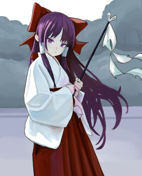 1girl absurdres bow closed_mouth commentary funengliang_(naidesu) gohei hair_bow hair_tubes hakama hakama_skirt hakurei_reimu hakurei_reimu_(pc-98) highres holding holding_gohei japanese_clothes kimono long_hair long_sleeves looking_at_viewer miko purple_eyes purple_hair red_bow red_hakama skirt solo touhou touhou_(pc-98) very_long_hair white_kimono