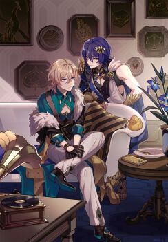 2boys absurdres ancient_greek_clothes aqua_shirt armor artist_name aventurine_(honkai:_star_rail) black_collar black_gloves black_jacket black_shirt black_shoes black_vest blonde_hair blue_eyes blue_flower bracelet cellphone cleavage_cutout closed_mouth clothing_cutout collar collared_shirt commentary_request couch crossed_bangs crossed_legs dr._ratio_(honkai:_star_rail) earrings eyeshadow fingerless_gloves flower frown fur-trimmed_jacket fur_trim gem gloves gold_ring gold_trim greco-roman_clothes hair_between_eyes hair_ornament highres honkai:_star_rail honkai_(series) indoors jacket jewelry leaning_forward light_particles looking_at_another makeup male_focus multicolored_eyes multiple_boys multiple_rings off_shoulder on_couch open_clothes open_jacket pants parted_bangs pauldrons phone phonograph picture_frame pillow plate purple_eyes purple_gemstone purple_hair red_eyes red_eyeshadow ring round_table rubber_duck sandals shirt shoes short_hair shoulder_armor single_earring single_pauldron sitting sleeve_cuffs sleeveless sleeveless_shirt smartphone smile spoon standing table three-quarter_sleeves twitter_username two-tone_eyes vambraces vase vest watch white_pants wing_collar wooden_table wristwatch yellow_eyes yurugi_(yurugi_h)