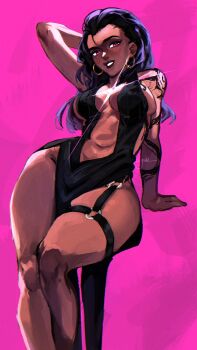 1girl alternate_costume arm_behind_head arm_tattoo arm_up black_dress black_hair breasts cropped_legs dark-skinned_female dark_skin dress earrings feiyuu groin highres hoop_earrings invisible_chair jewelry long_hair medium_breasts navel pink_background purple_eyes reyna_(valorant) shoulder_tattoo sideboob simple_background sitting skindentation smile solo tattoo teeth thigh_strap valorant wide_hips