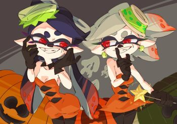 2girls black_hair callie_(splatoon) callie_(splatoween)_(splatoon) cousins facepaint grey_hair halloween halloween_costume highres kyaraponpon looking_at_another marie_(splatoon) marie_(splatoween)_(splatoon) multiple_girls nintendo official_alternate_costume red_eyes splatoon_(series) splatoon_3 tentacle_hair