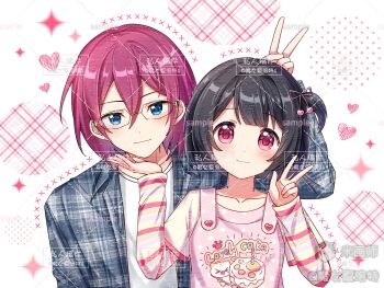 1boy 1girl :3 arm_up black-framed_eyewear black_hair black_jacket blue_eyes blush closed_mouth double-parted_bangs glasses hair_between_eyes hands_up highres jacket long_sleeves looking_at_viewer mihuashi_username monu_xialuote open_clothes open_jacket original pink_shirt red_eyes red_hair shirt short_hair smile striped_sleeves upper_body v w watermark watermark_grid white_shirt